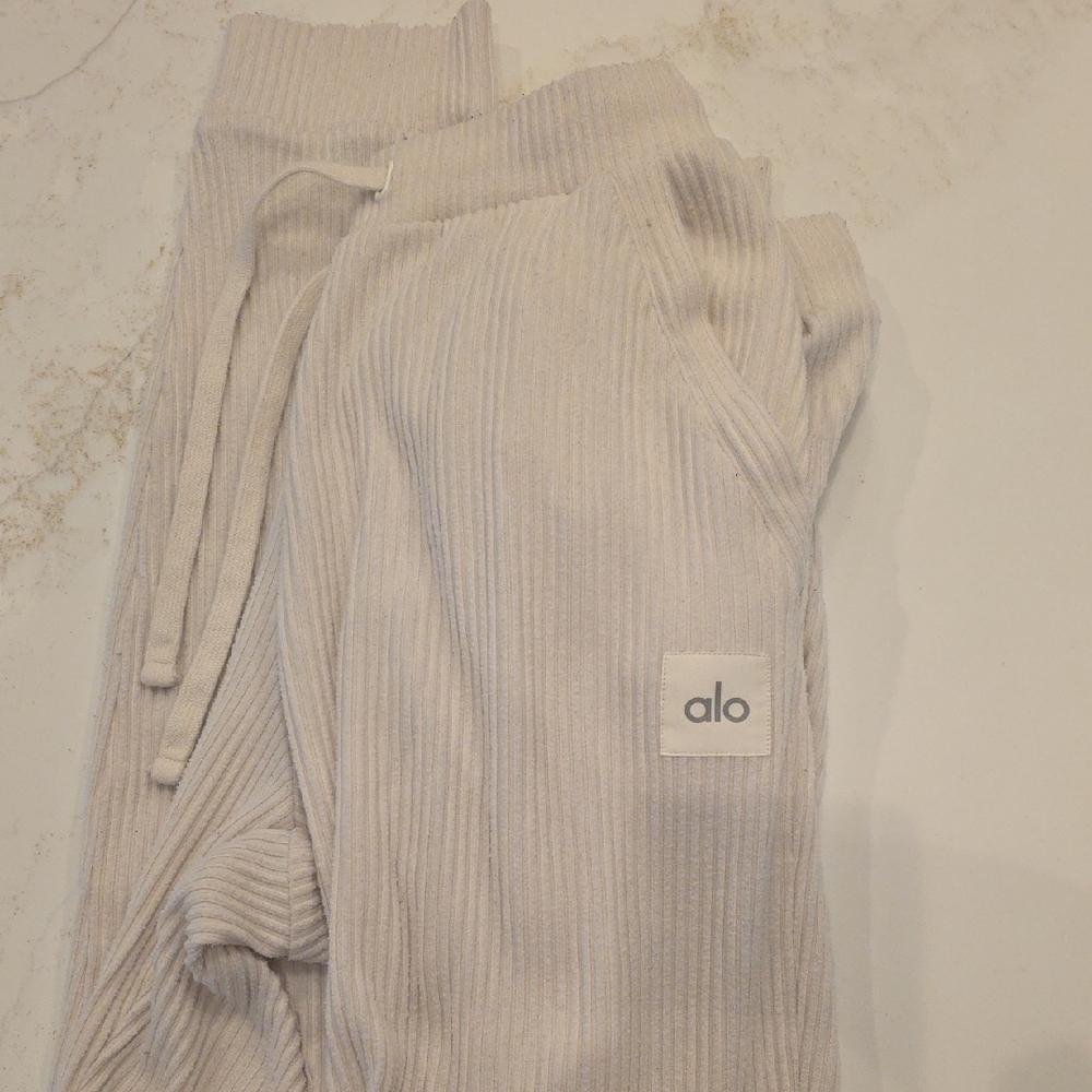 ALO Yoga  Ribbed Joggers in Cream